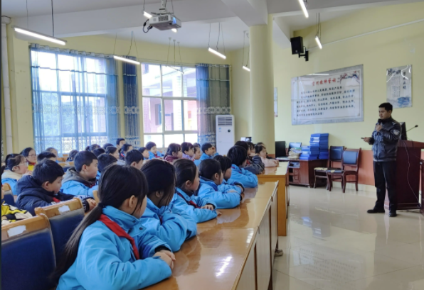 以课堂讲解相结合的形式不断提升小朋友的安全意识和应变能力 以课堂讲解相结合的形式不断提升小朋友的安全意识和应变能力