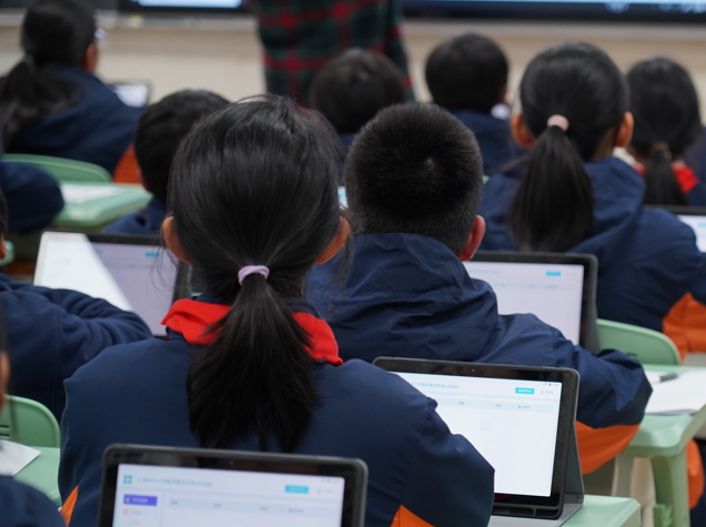 数字赋能教育交融的浪潮中唯有坚守培育全面发展的人这一初心